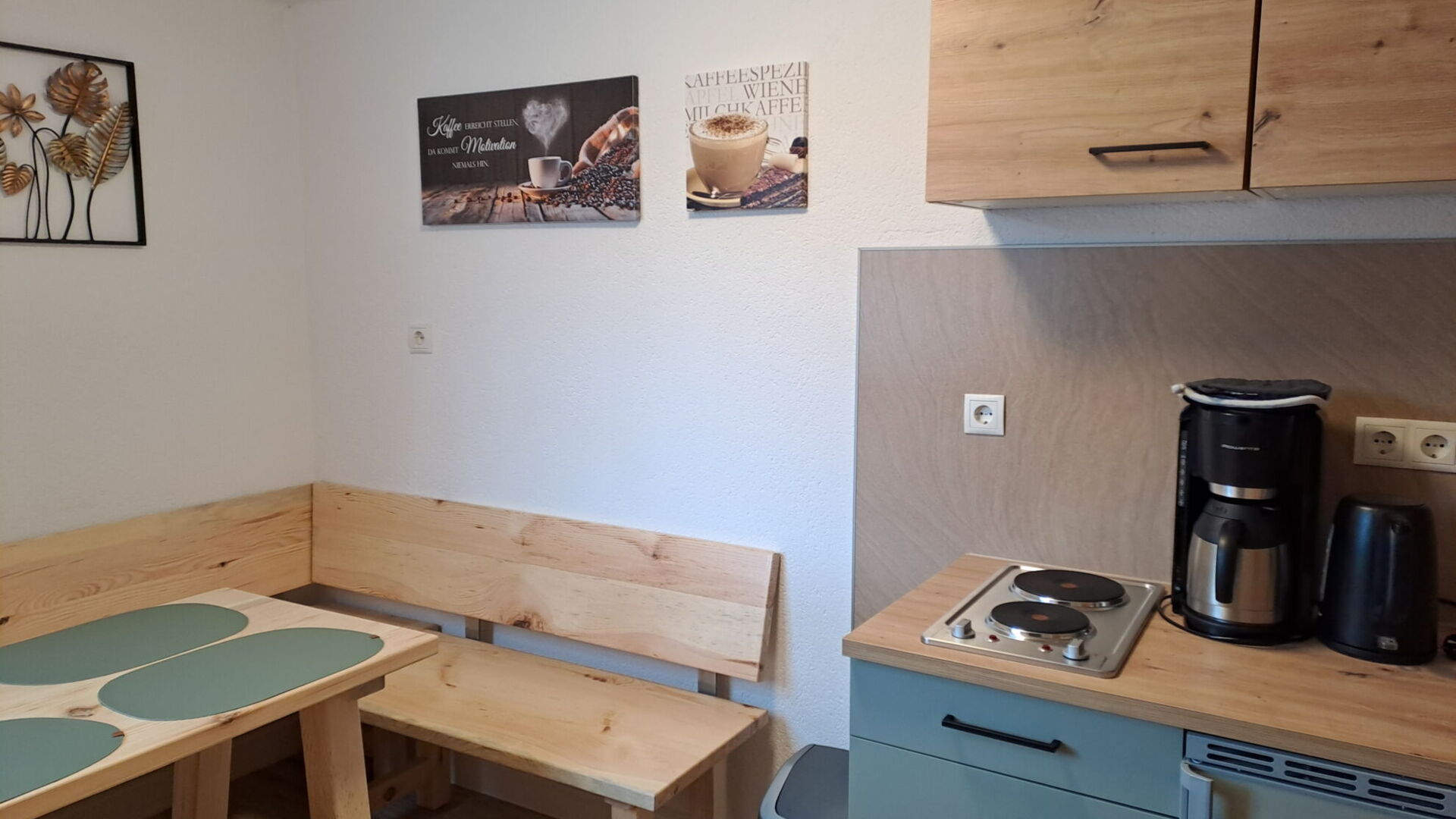 voll ausgestattete Küche mit Sitzecke