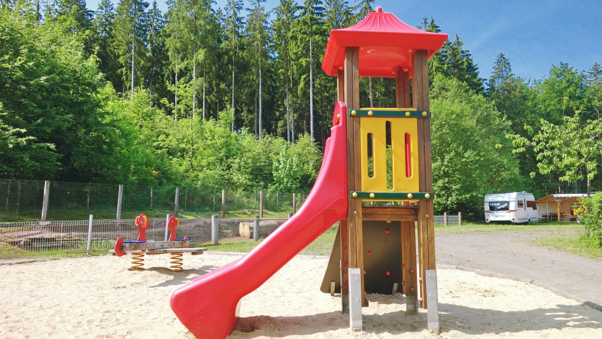 Spielplatz mit Klettergerüst auf dem Campingplatz Paulfeld
