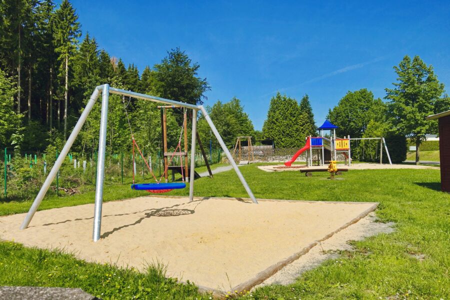 Spielplatz mit Klettergerüst und Schaukel auf dem Campingplatz Paulfeld