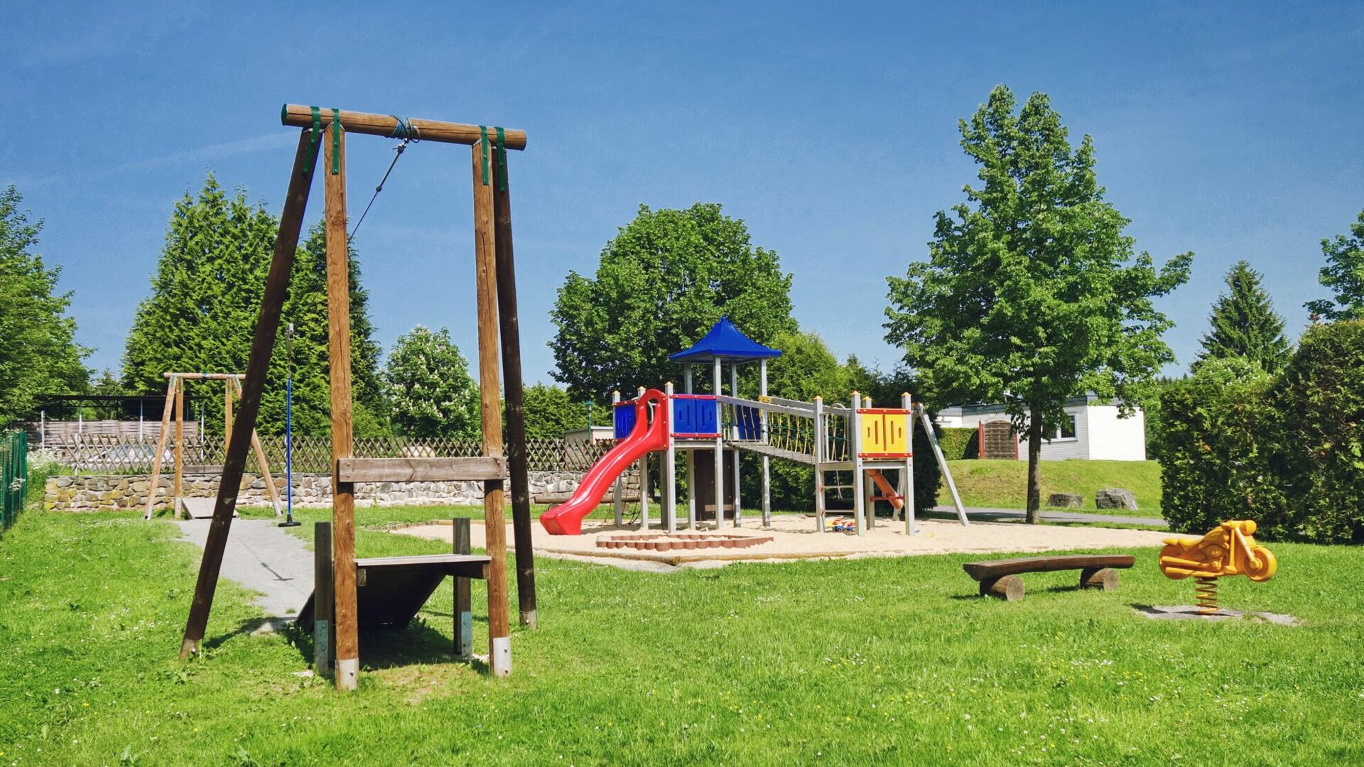 Spielplatz mit Klettergerüst und Seilbahn auf dem Campingplatz Paulfeld