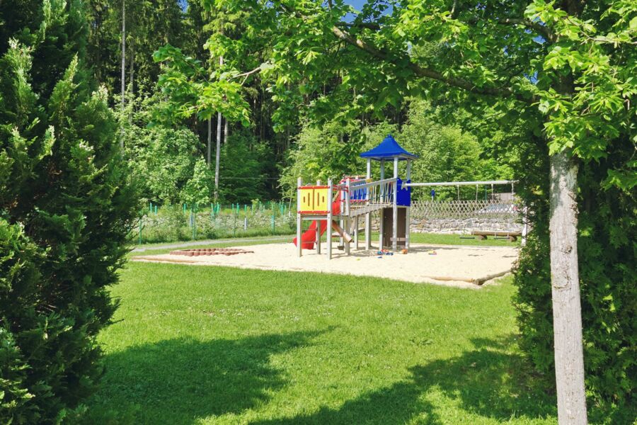Spielplatz mit Klettergerüst auf dem Campingplatz Paulfeld
